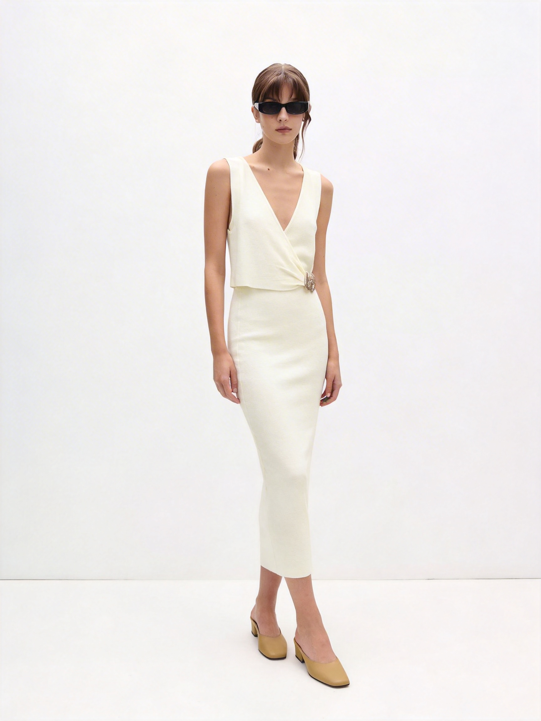 Abito con design al fianco